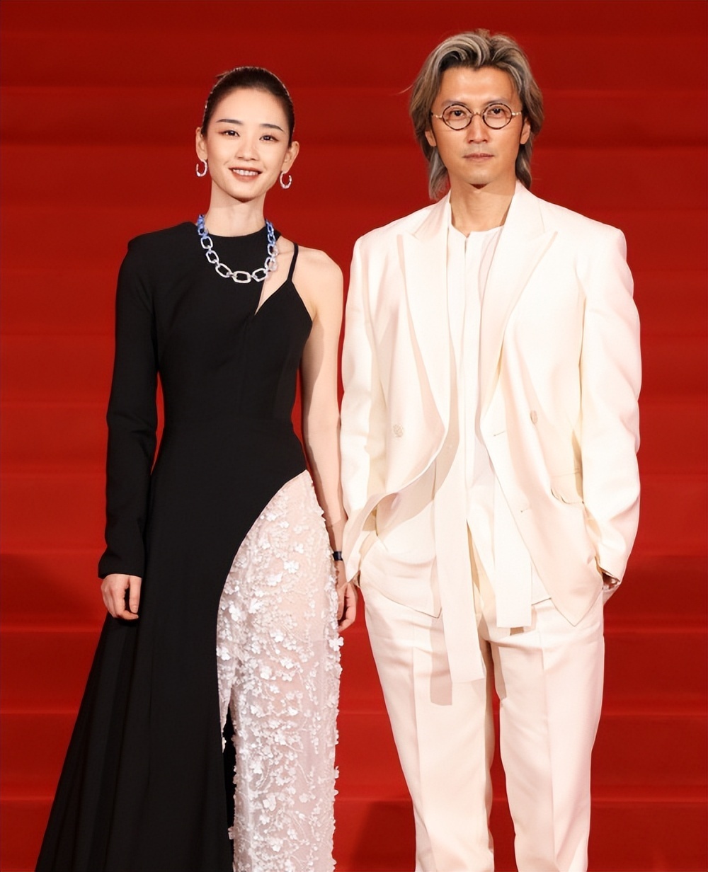 倪妮鱼尾裙惊艳,周冬雨妆美,张小斐秀长腿_腾讯新闻