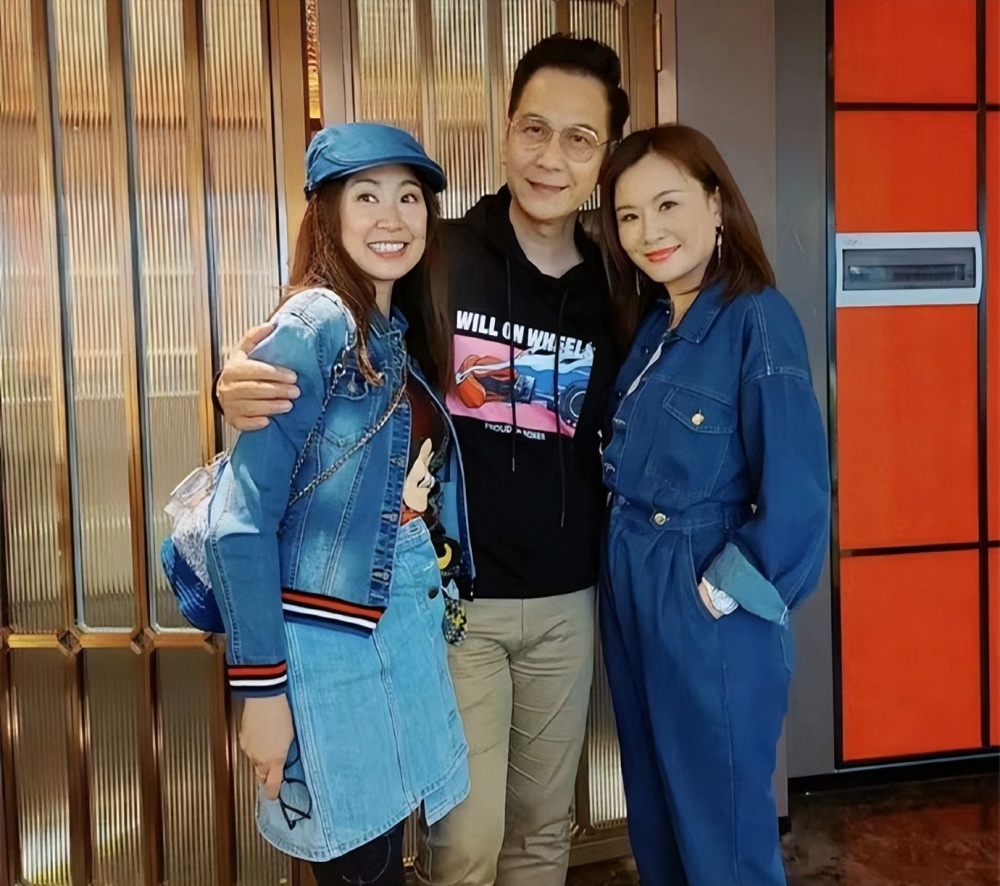 58岁陈启泰带妻子回内地,与张文慈聚会心情好,婚后无子女仍恩爱_腾讯