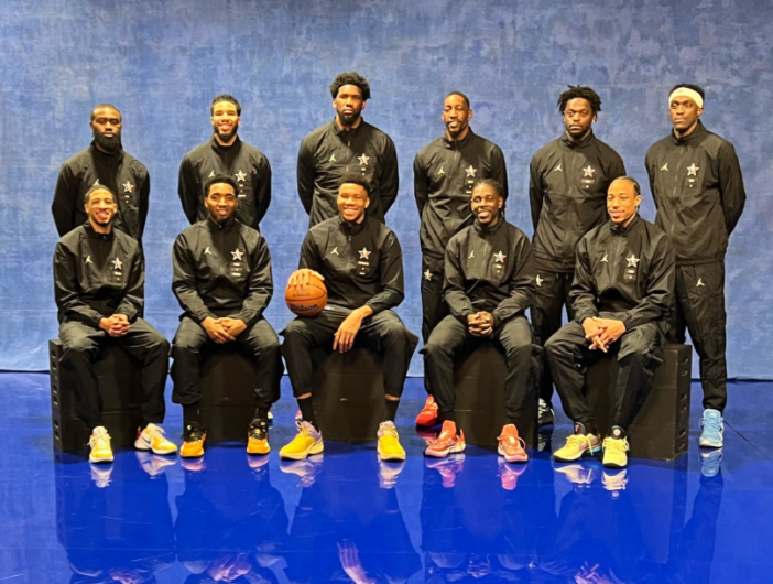 nba全明星大合影出炉詹皇字母抱球笑着坐c位欧文紧挨着老詹