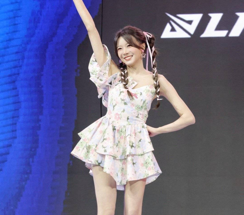 lpl当红女主持被质疑整容?rita当场反驳:谁整了?我下巴就这样