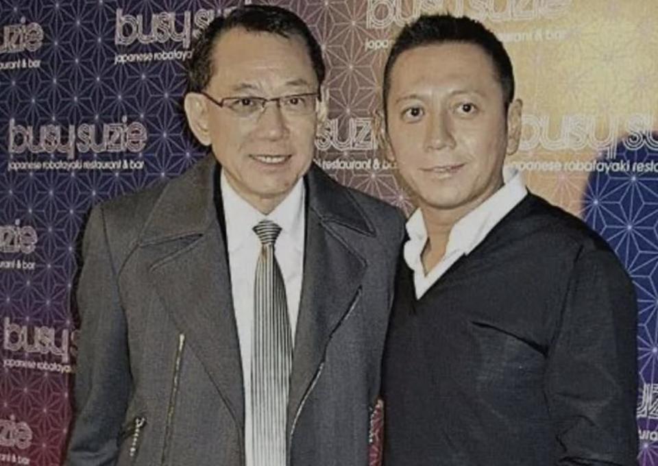 杨其龙罕同框父亲杨受成，58岁头发花白慈眉善目，父子俩长得好像_腾讯新闻