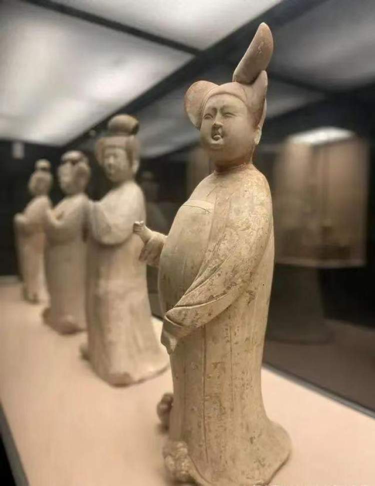 这组唐代仕女俑是西安博物院展品,八件,1988年出土于西安市新城区韩森