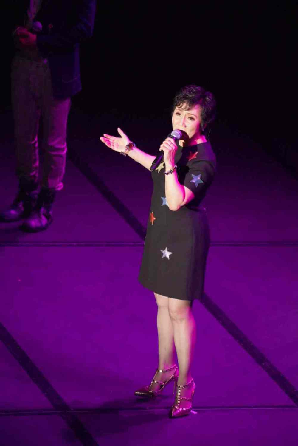 很多和他合作过的歌手非常给面子,纷纷登台献唱,其中知名港星张德兰的