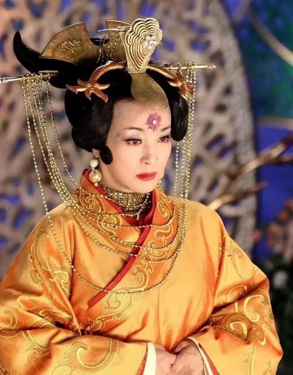 接着,刘晓庆出演了《武则天秘史》《徐悲鸿》《寻龙诀》等作品,凭借