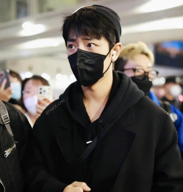 海外时装周卷起来了,肖战人气高,刘涛露水蛇腰,全智贤气场全开插图1