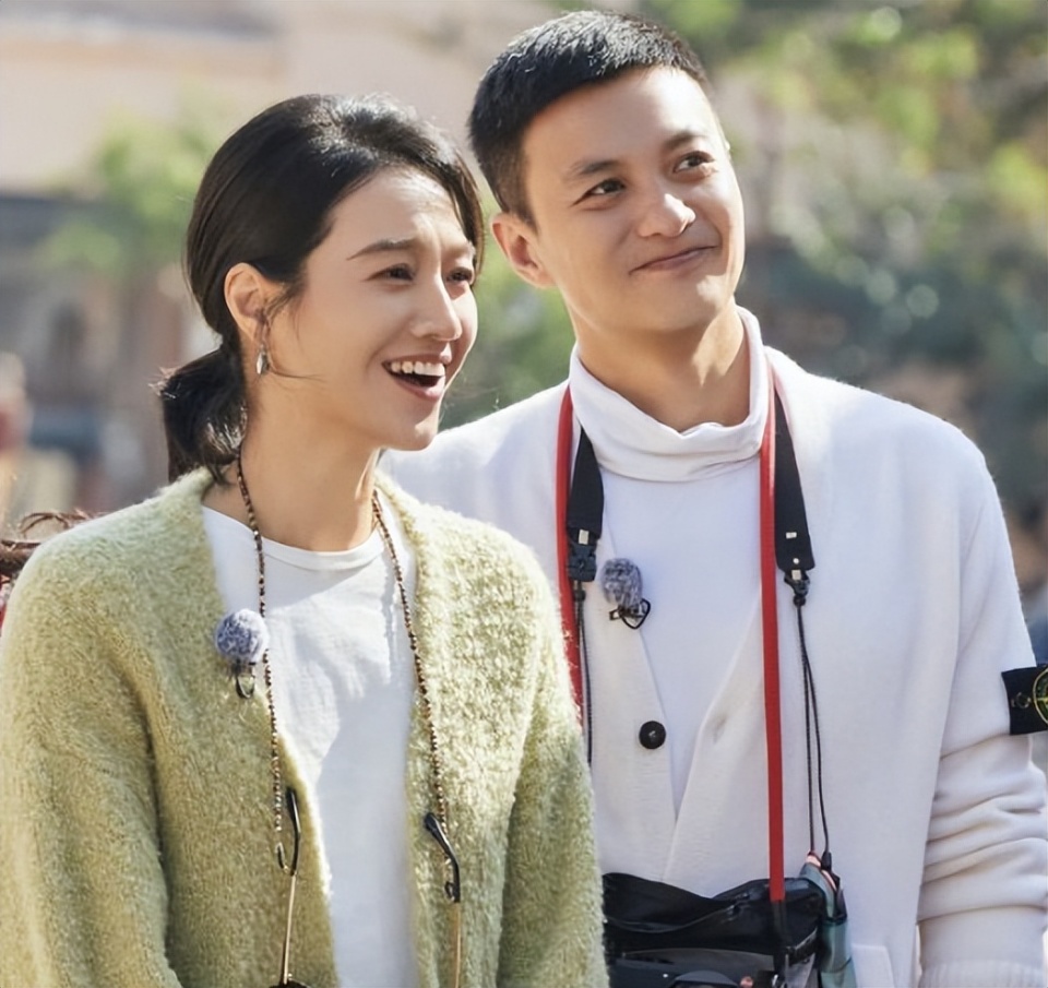 看官们嫌弃金莎的"妈妈鼓励式带男友",却夸周一围是"优质善良的爹味