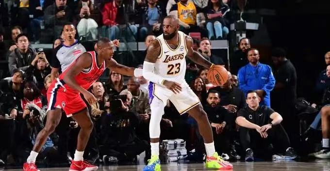 湖人輸球瘋狂吐槽裁判！詹姆斯：吹罰毫無一致性可言 - 