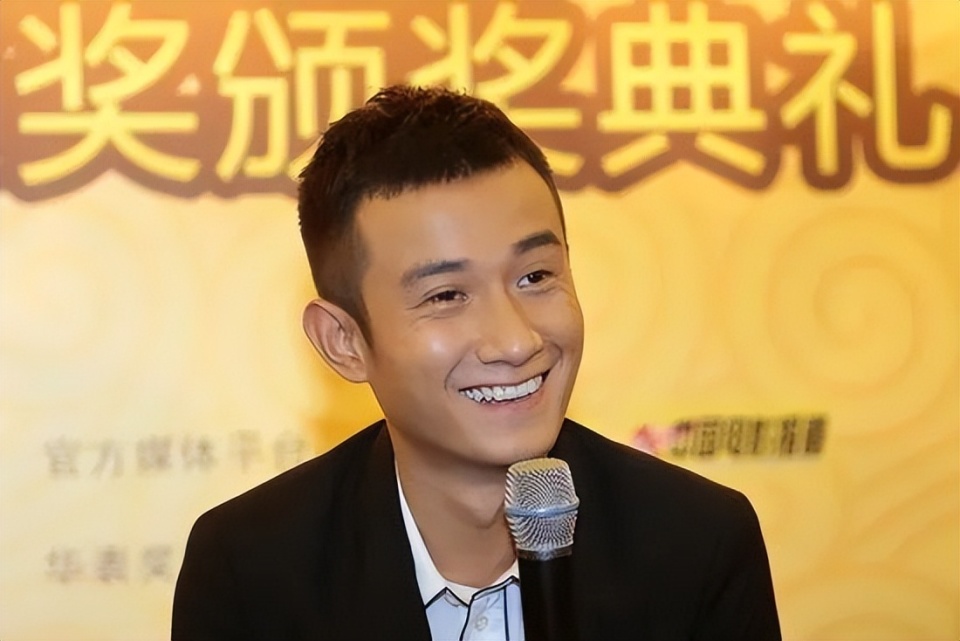 演员文章为话剧做宣传,大脸盘子严重发福,两眼无神满脸憔悴