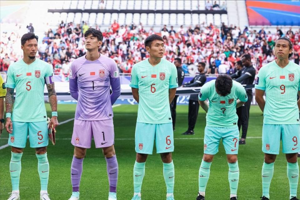 国足在前往新加坡前拍摄了全家福,这也是伊万科维奇执教以来首张合影