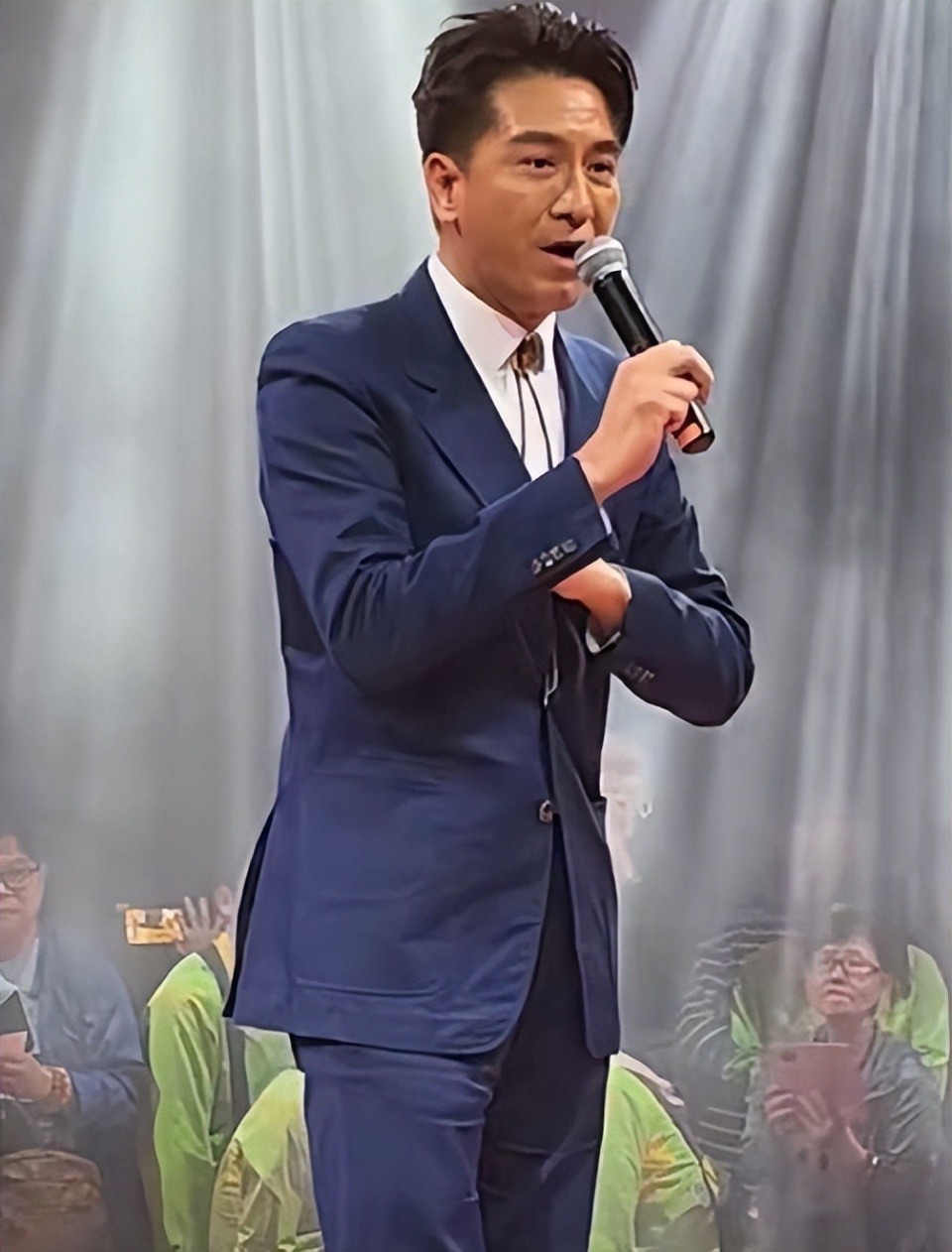 马国明来内地演出惹争议年薪800万出场费20万还收粉丝红包
