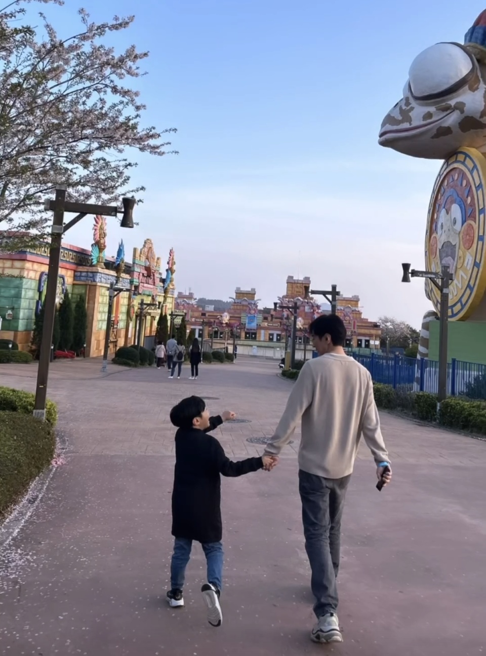 蔡琳与前夫高梓淇带儿子游游乐园画面温馨感人