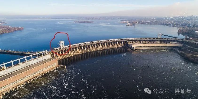 到第聂伯河大坝被击中爆炸的照片,据悉,第聂伯河水电站所有机房和起重