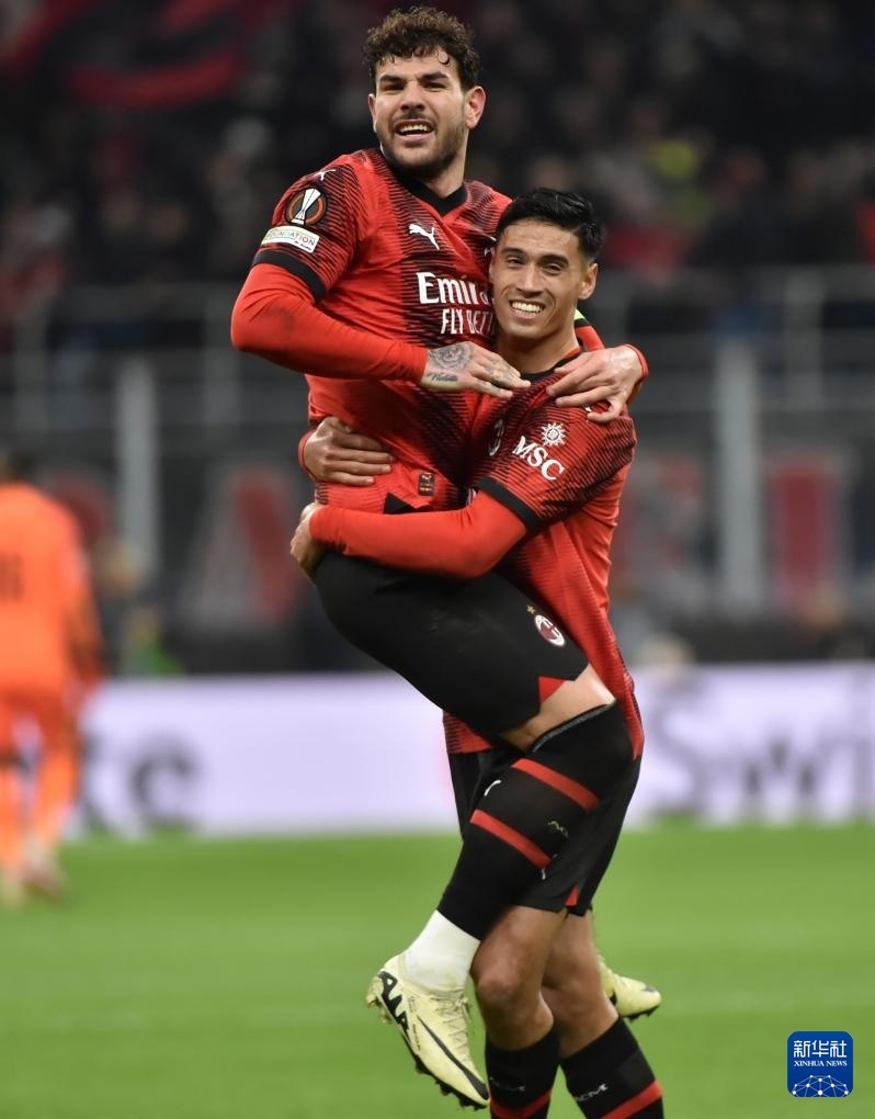 一决赛首回合比赛中,意甲ac米兰队主场4比2战胜捷甲布拉格斯拉维亚队