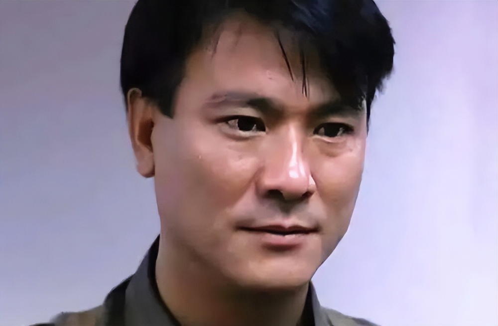 李修贤虽然算不上大帅哥,但年轻时的他,气质阳光健康,魅力十足.