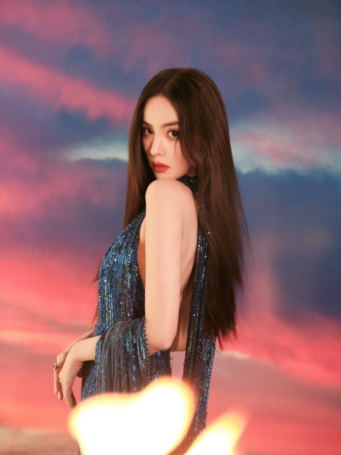 古力娜扎三套造型惊艳全场,黑裙神秘粉裙甜辣,最后一套最抢镜