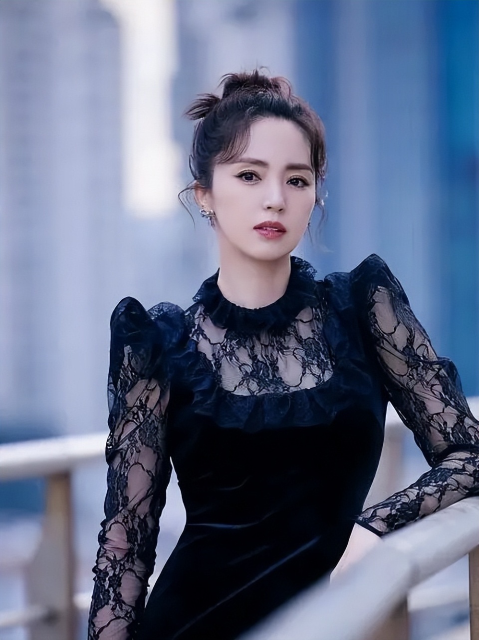 被误认成董洁,44岁董璇回应:天天有人哭错坟,服了