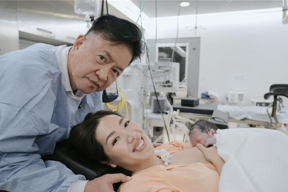 女儿生下来之后林志隆更是加倍疼爱刘伊心,孩子满月之际一家五口还在