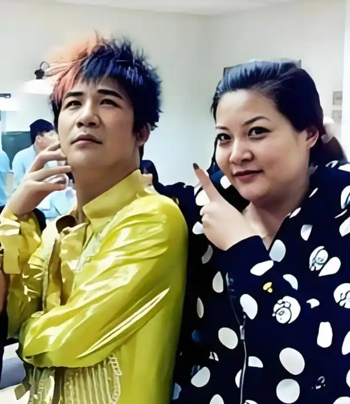 大张伟和老婆腻歪，当一个42岁叛逆“小娇夫”，终于为爱向催生低头