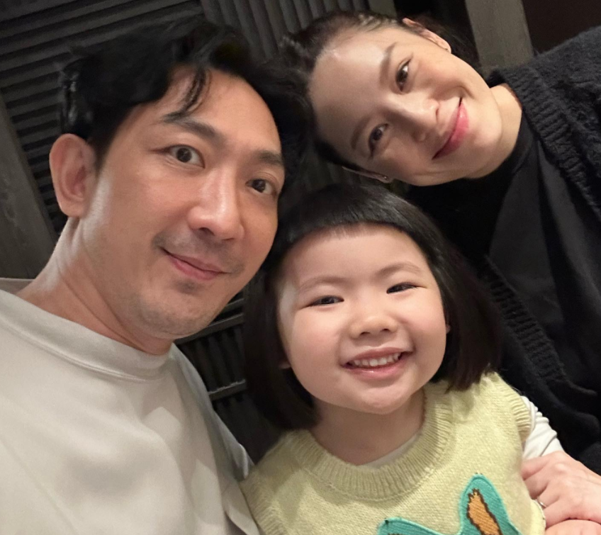 李灿森为妻子庆生当众拥吻太甜蜜41岁爱妻高龄怀二胎状态好