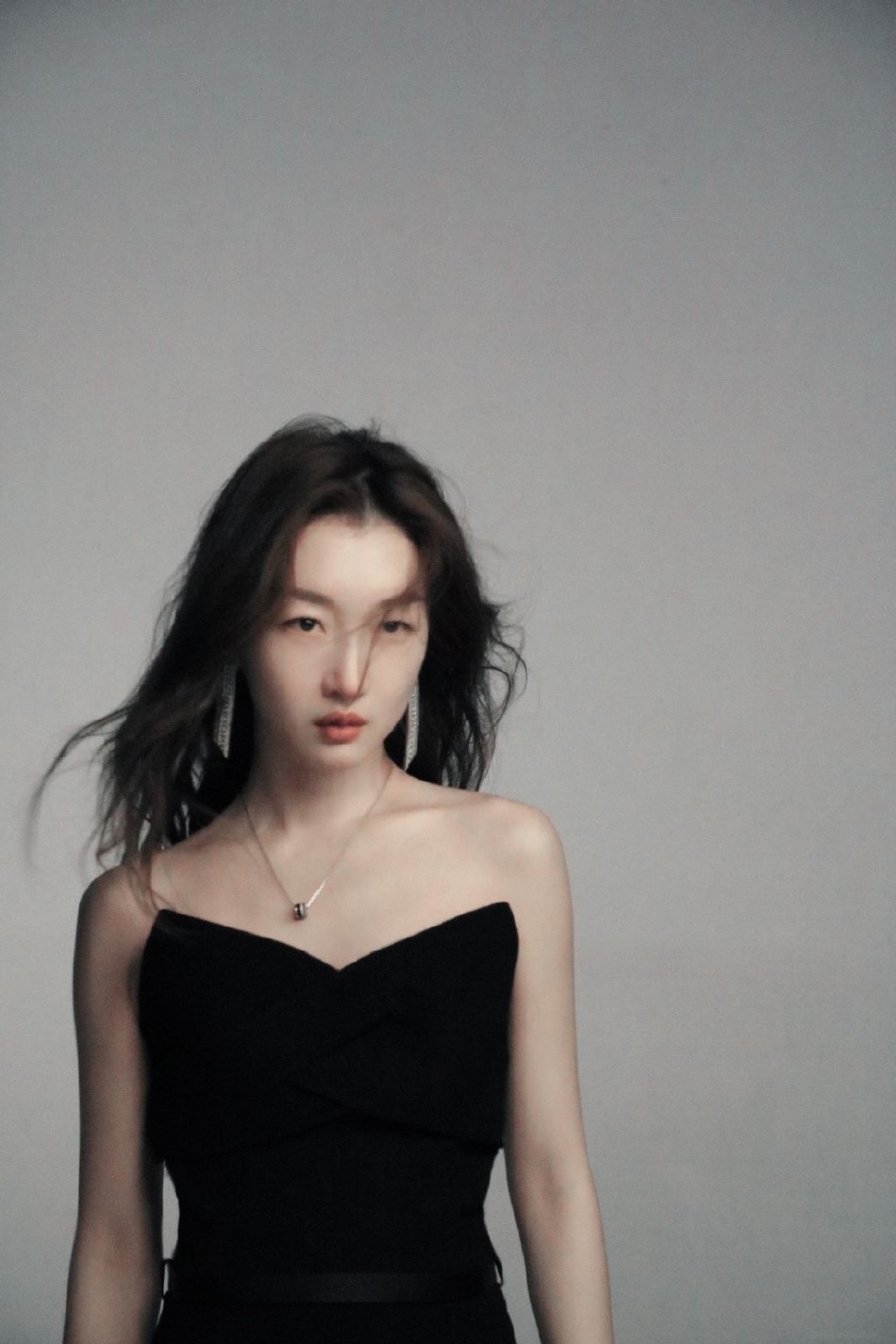 周冬雨身穿黑裙长发飘飘 随意摆拍尽显时尚范_腾讯新闻