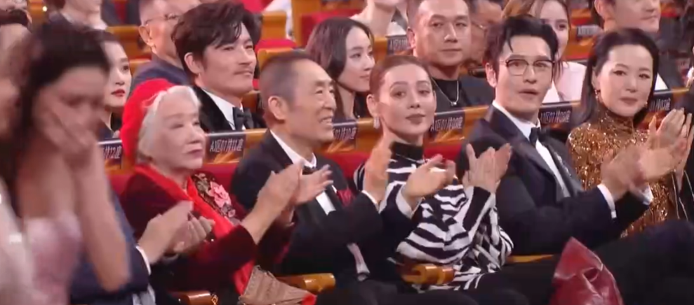 金雞獎頒獎名場面！宋佳二封詠梅失落，易烊千璽拿獎張藝謀樂開花 - 