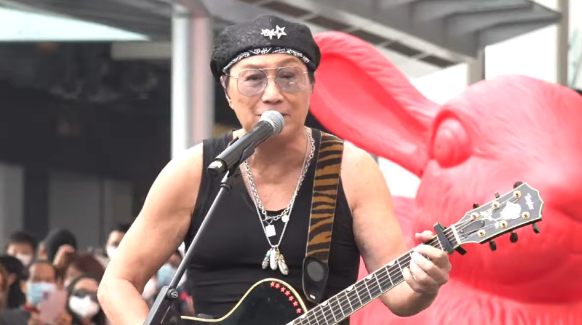 74岁许冠杰穿背心卖力演出,将零片酬开演唱会,愿贴钱压低票价_腾讯