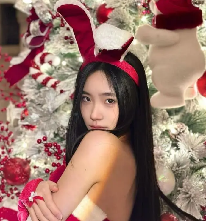 张萌带老公游迪士尼,表情不耐烦,5岁女儿坐婴儿车乖巧可爱_腾讯新闻
