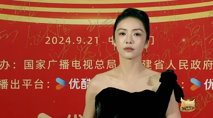 觀察者網(wǎng)：澳門一碼一肖一特大三巴飛天獎紅毯：李沁會穿、唐嫣大氣，趙麗穎短發(fā)好美，靳東咋變樣了