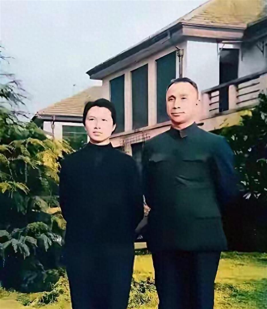两人挺有夫妻相的，这是粟裕大将和小16岁的妻子楚青的合影_腾讯新闻
