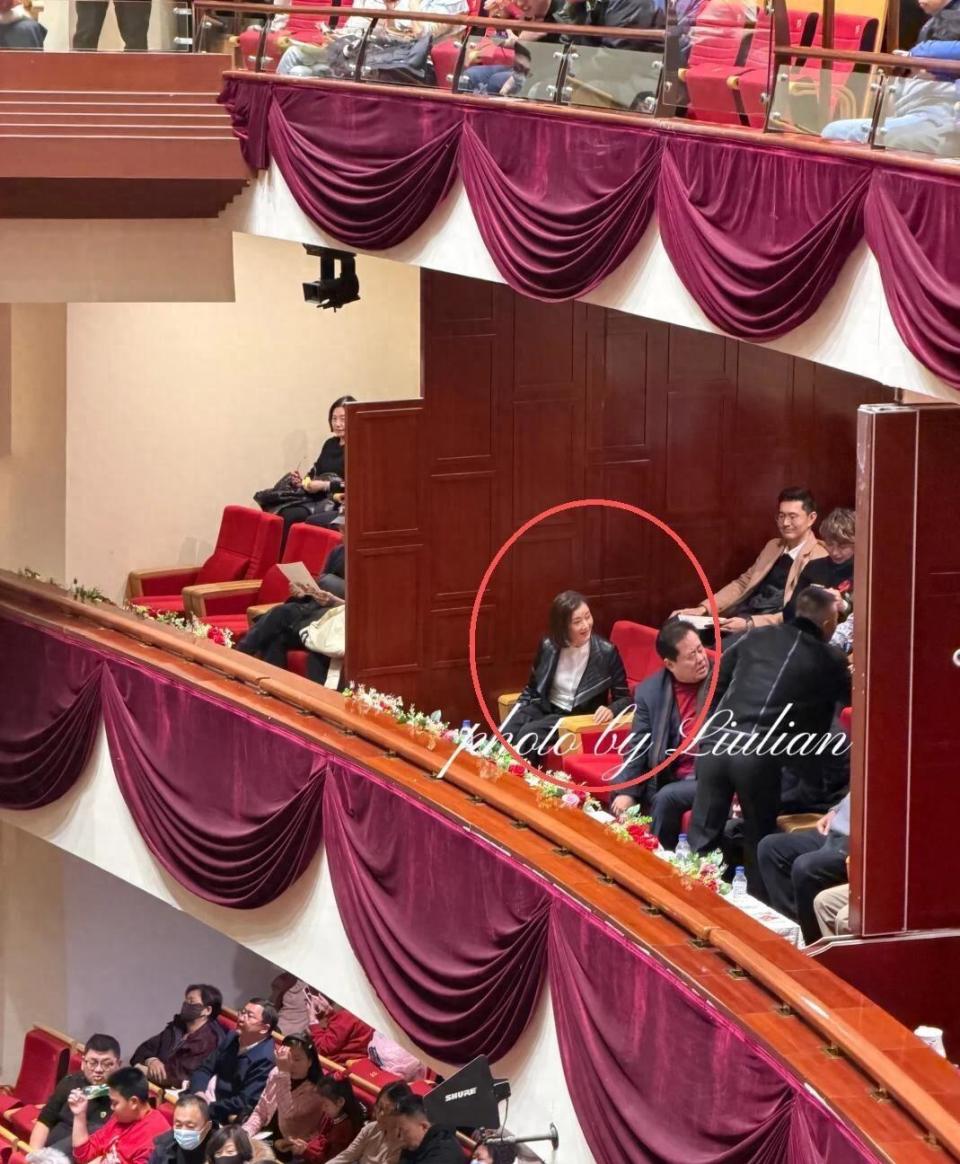 59岁宋祖英现身北京 坐包厢看戏 看她脸才知岁月真不败美人