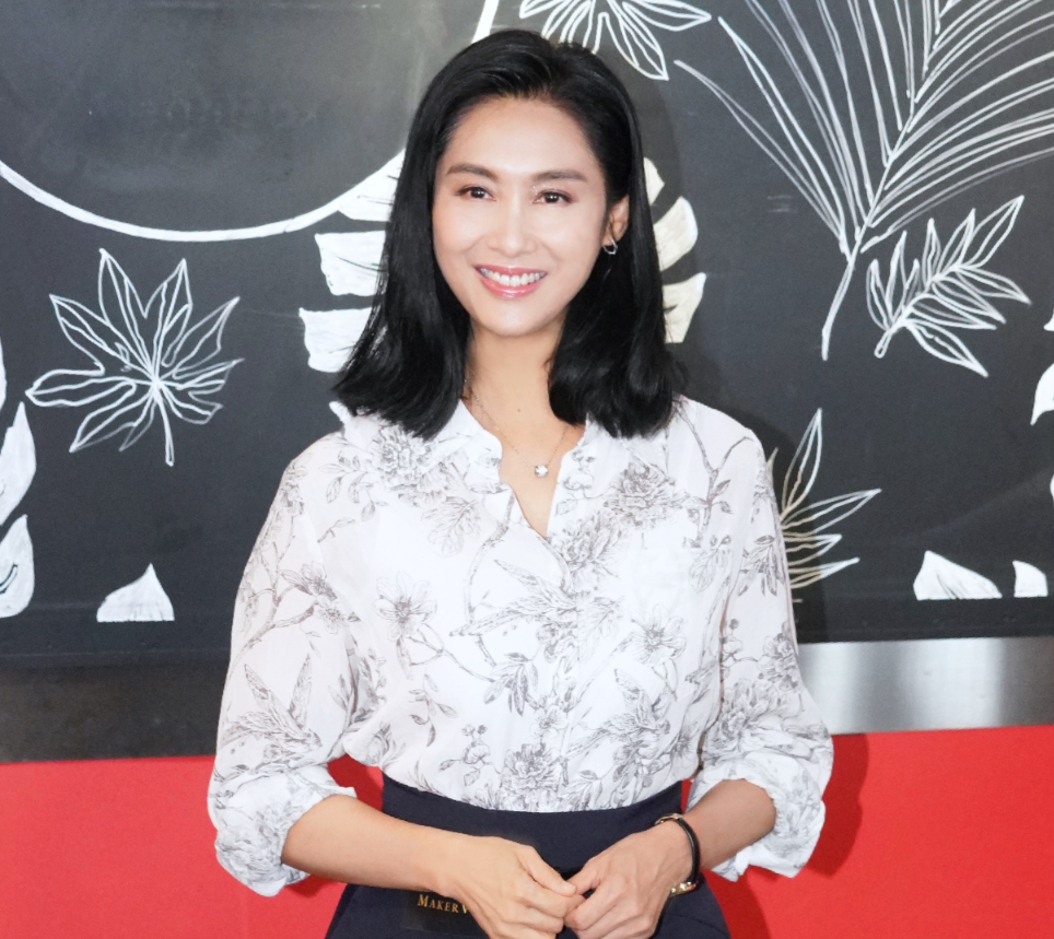 朱茵一家三口罕有同框,11岁女儿越大越像爸爸黄贯中