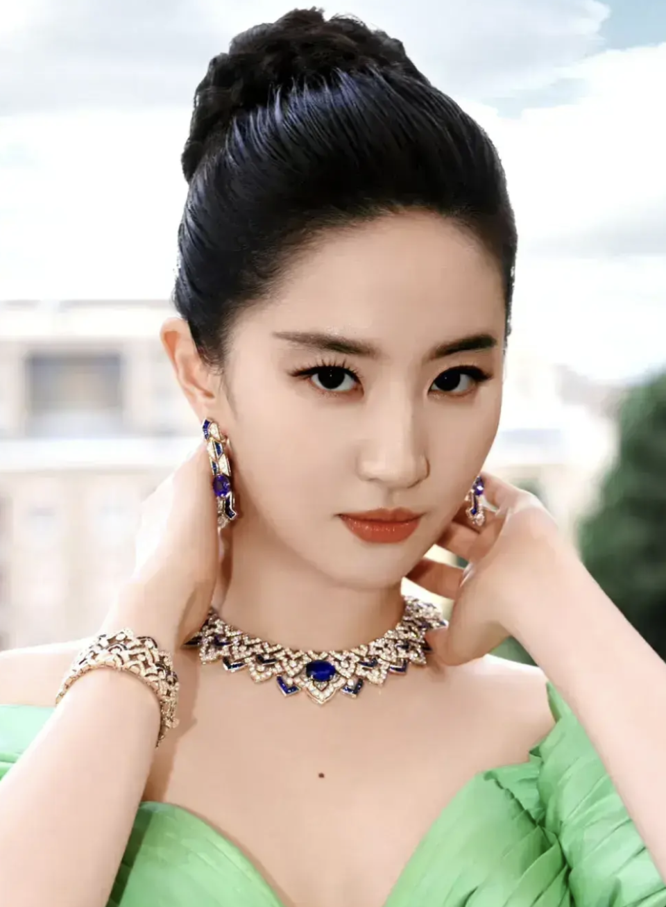 五官对于三庭五眼的标准苛刻无比,而刘亦菲的五官是绝对符合黄金比例