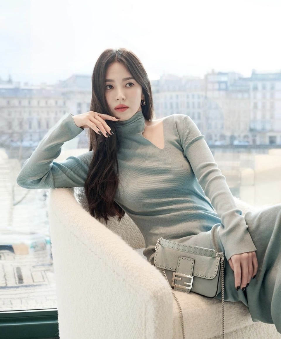 造型简约而不失精致,宋慧乔高领连衣裙引领时尚潮流,网友给出最高评价