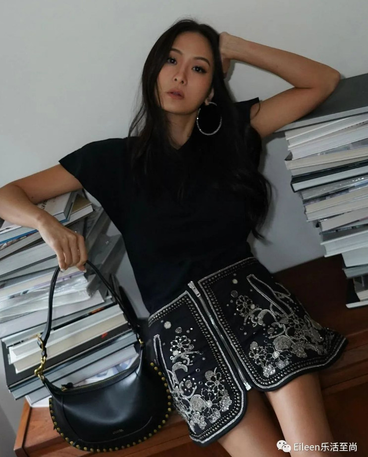 孙芸芸,也是在综艺亮相后,人气一路飙升,成了微风广场和自己品牌的活