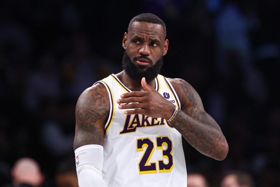 太离谱太过分了詹姆斯10次三分只有1个没进采访分享秘诀