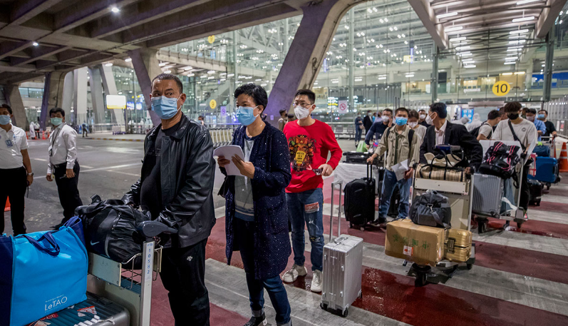 泰国"警察"闯入酒店当众绑走5名中国游客!