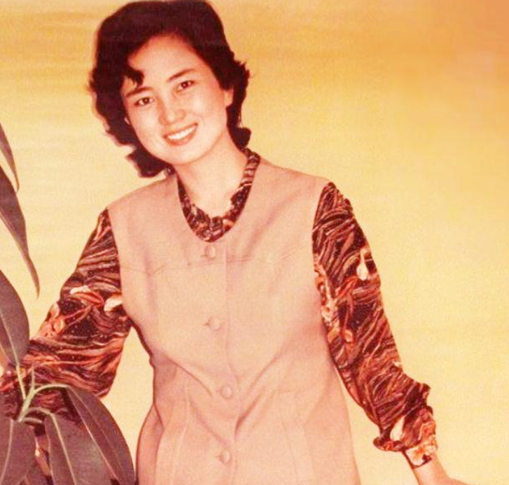 老戏骨徐敏现身医院,75岁穿着厚实精神足,娶小15岁女演员很幸福