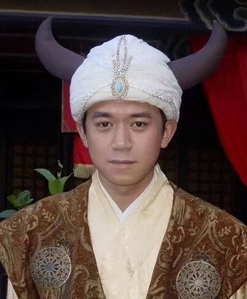 51岁王学兵罕见露面,独自带娃显疲态,昔日情史很光辉