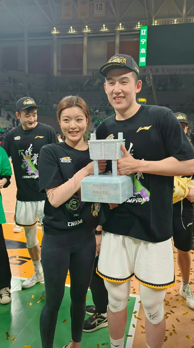 辽篮恩爱照郭艾伦躺枪?赵继伟与演员女友绝配,李晓旭爱妻气质一流