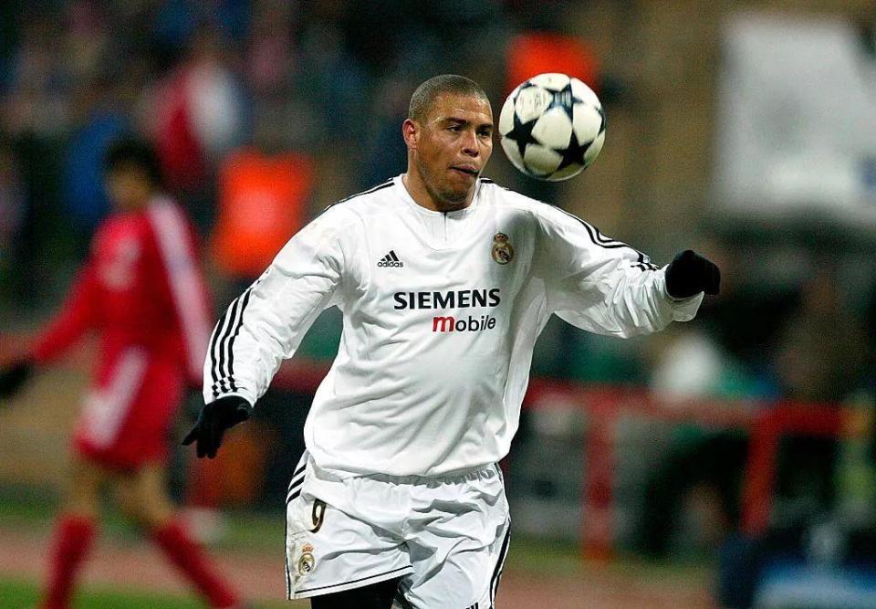 皇马的中锋是莫伦特斯,他在皇马战术当中的权重,显然不如劳尔