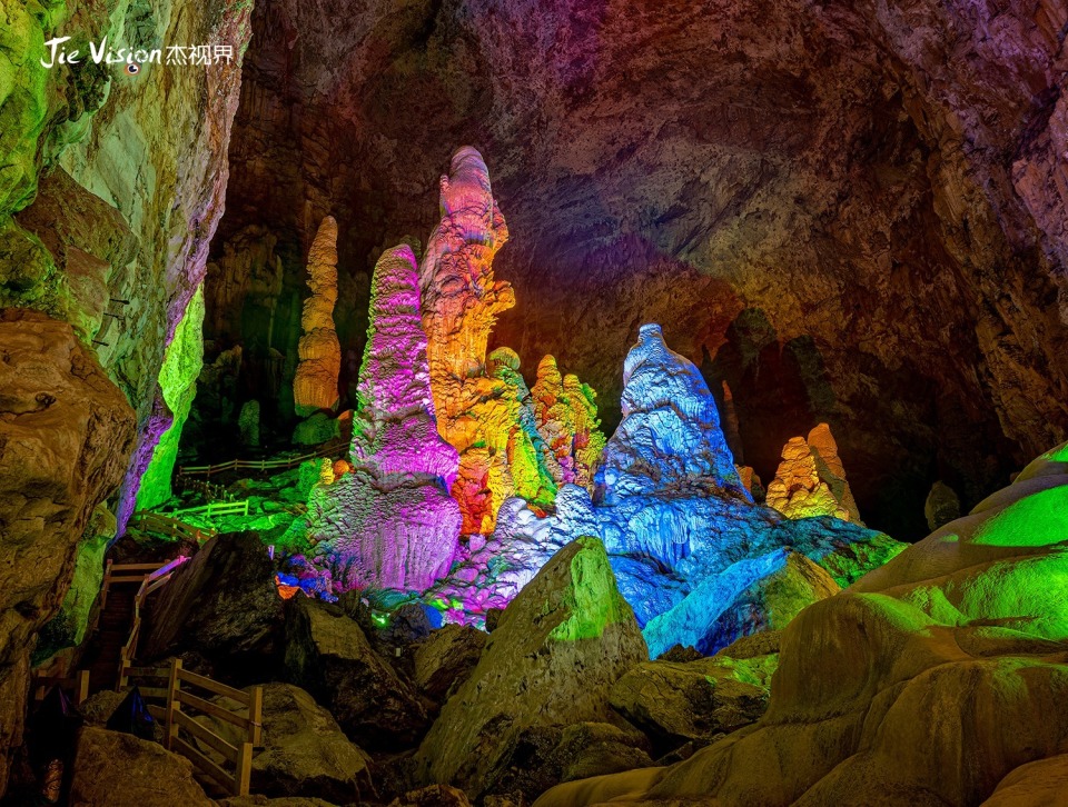 呼吸香甜的空气感受天坑下的奇景百姓的疗养院巴马百魔洞