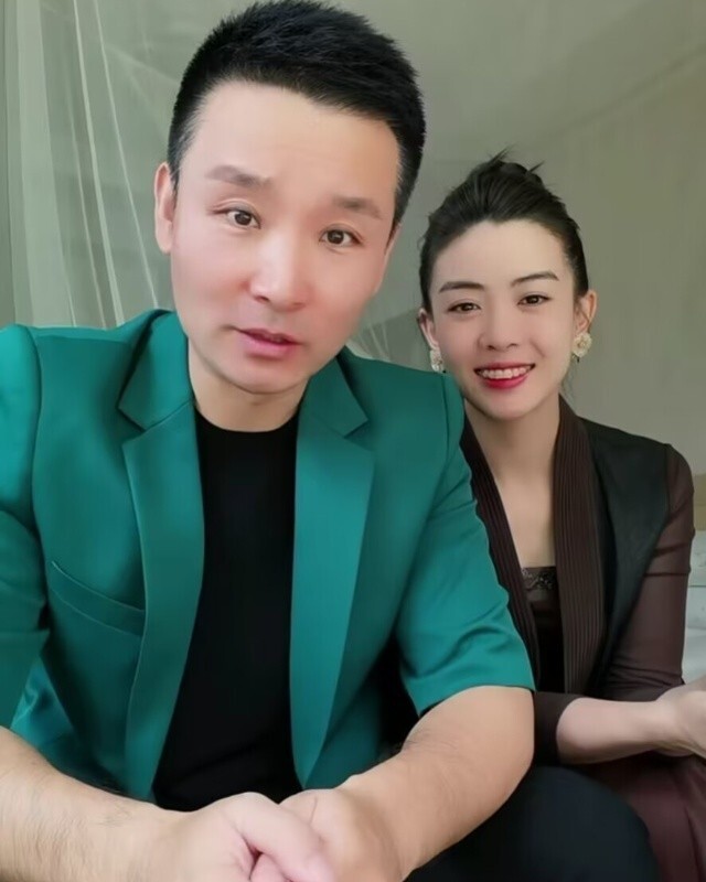 刘和刚夫妇庆结婚14周年,小10岁战扬肤白貌美,一脸温柔望向夫君_腾讯