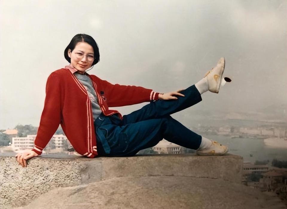 悲情女人仲小萍:因儿子30年不嫁,两次被辜负,霍尊输了回到原点