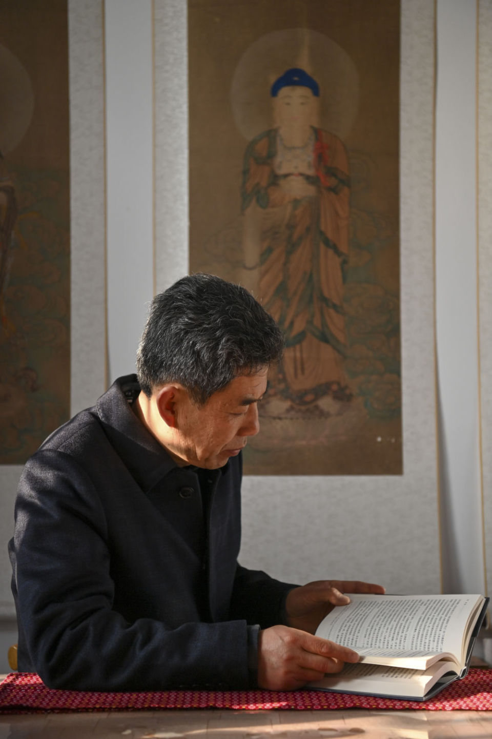 张宇飞在法兴寺外的住所内整理研究成果(3月12日摄).