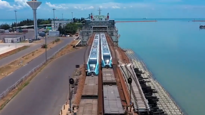 看中国唯一的"海上铁路"是如何做到的,长见识了