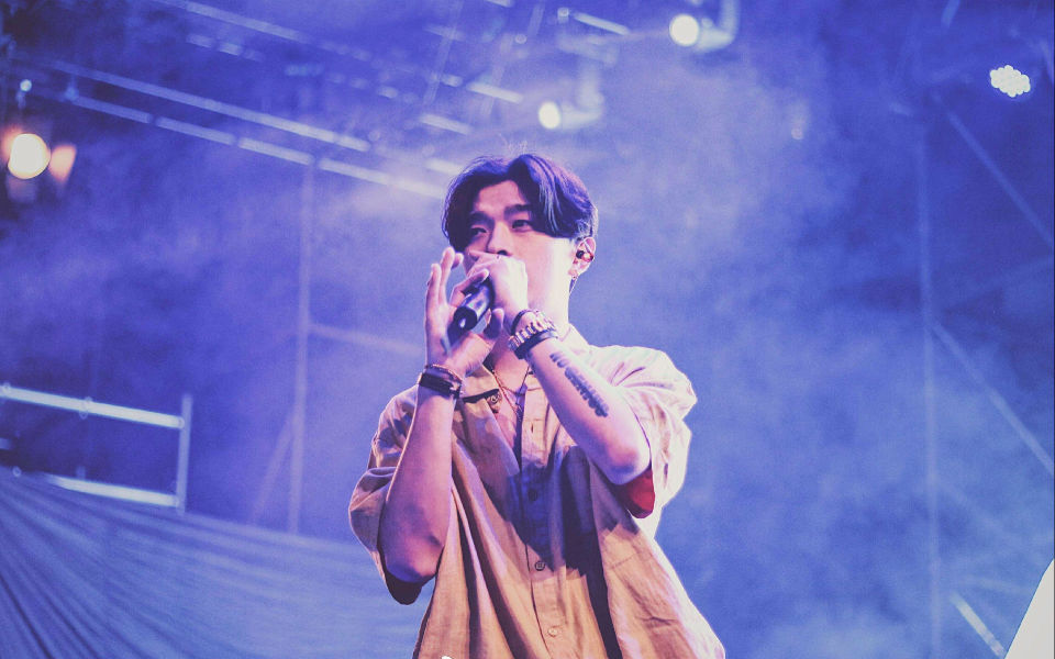 满舒克原名满治宇,1990出生于云南,毕业于集美大学诚毅学院,是中国