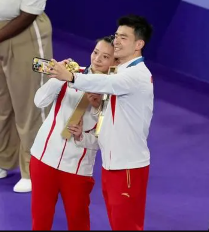 黄雅琼夺金后被刘雨辰求婚成功.搭档郑思维一脸懵