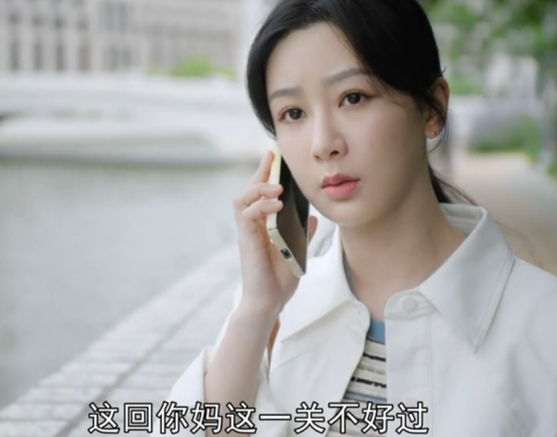 31岁杨紫和60岁何赛飞同框,"科技脸"和原生脸的差别出来了_腾讯新闻