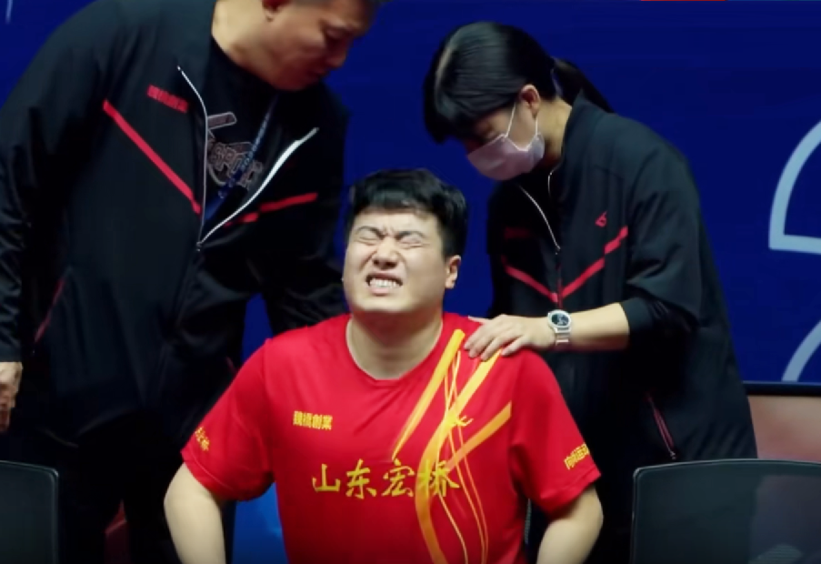 乒超联赛：梁靖崑突发伤病表情痛苦！退赛休养球队保持8连胜不败