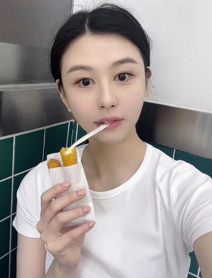 邱淑贞女儿沈月分享随拍美照手拿汉堡自拍甜美可爱气质佳